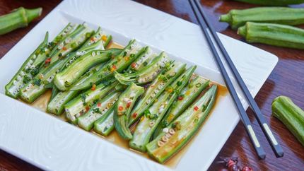 Теплый салат из свежей окры