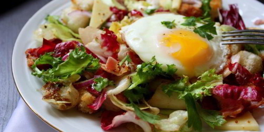 Рецепт теплого салата с беконом и яйцом