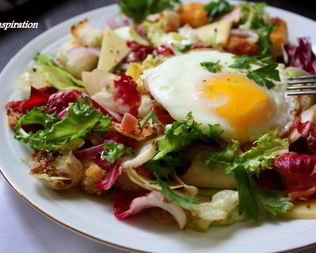 Теплый салат с беконом и яйцом