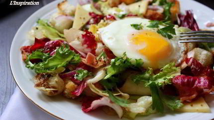 Теплый салат с беконом и яйцом