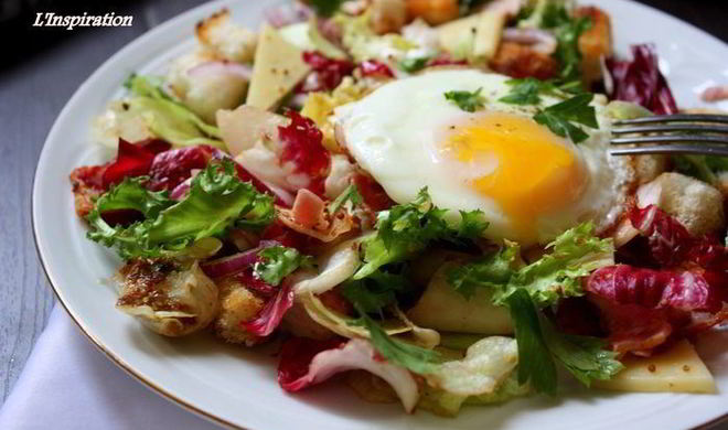 Теплый салат с беконом и яйцом