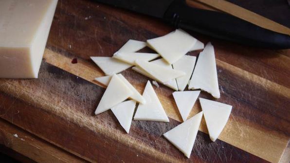 теплый салат с беконом и яйцом