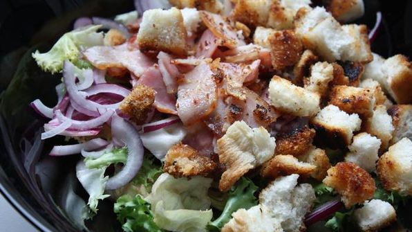 теплый салат с беконом и яйцом