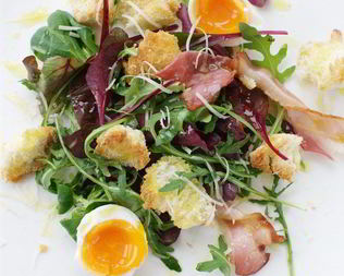 Теплый салат с яйцом и беконом