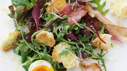 Теплый салат с яйцом и беконом