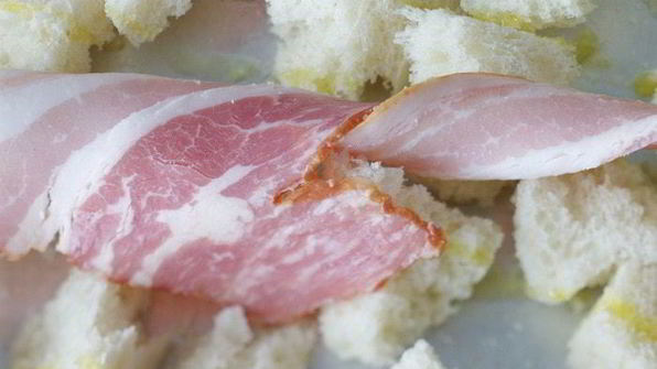 теплый салат с яйцом и беконом