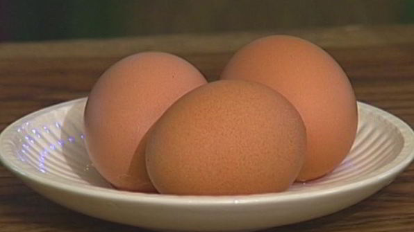 теплый салат с яйцом и беконом