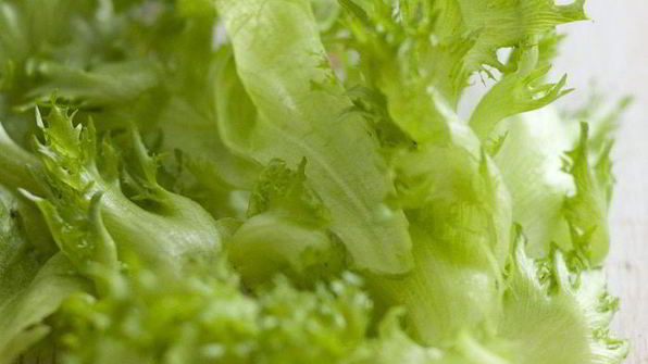 теплый салат с яйцом и беконом