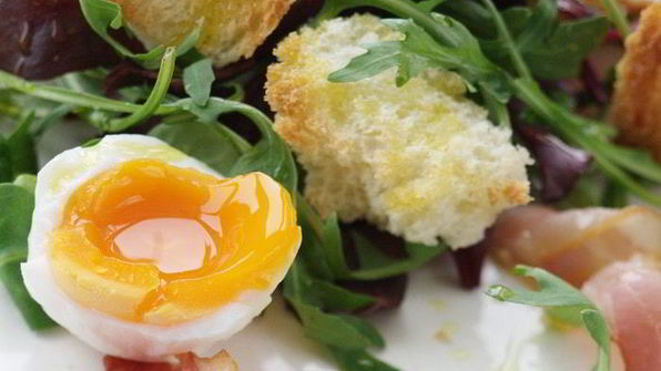 теплый салат с яйцом и беконом