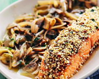 Лосось с грибным винегретом