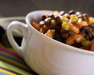 Разноцветный салат с черной фасолью и лаймовым винегретом