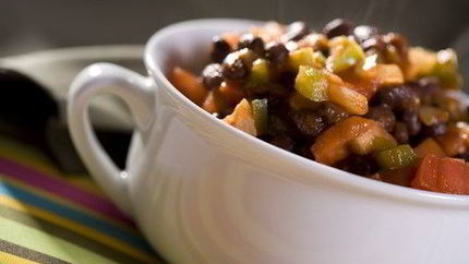 Разноцветный салат с черной фасолью и лаймовым винегретом