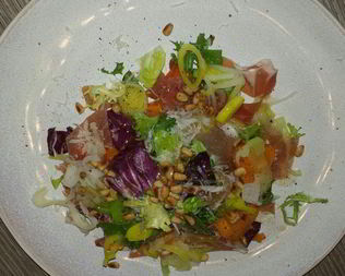 Салат из хурмы с пармезаном и хересным винегретом