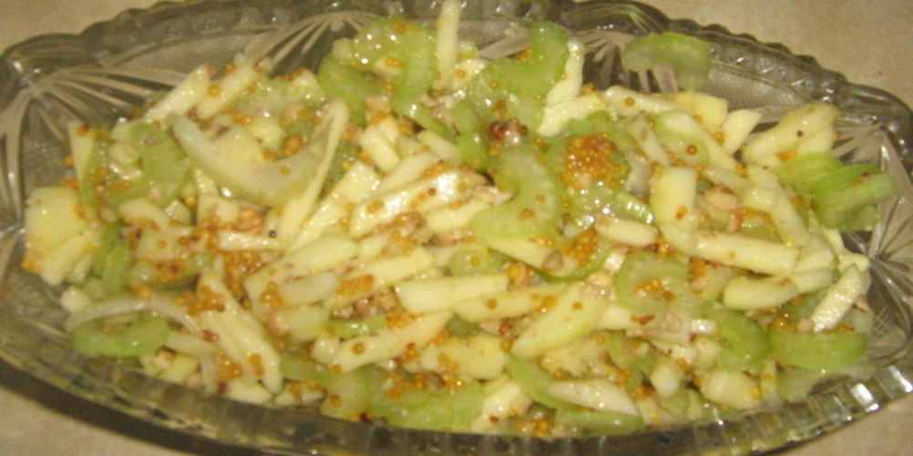 Рецепт салата из сельдерея и яблок с горчичным винегретом