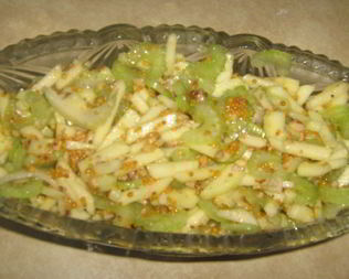 Салат из сельдерея и яблок с горчичным винегретом