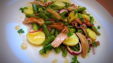 Салат из спаржевой фасоли под соусом винегрет