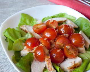 Салат с курицей, томатами и шафрановым винегретом