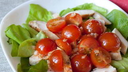 Салат с курицей, томатами и шафрановым винегретом