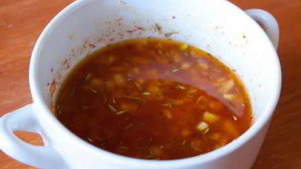 салат с курицей, томатами и шафрановым винегретом