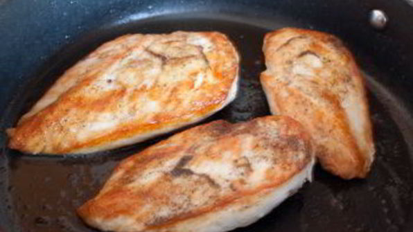 салат с курицей, томатами и шафрановым винегретом