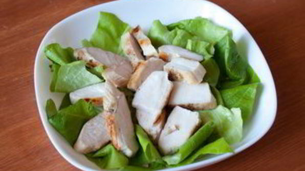 салат с курицей, томатами и шафрановым винегретом