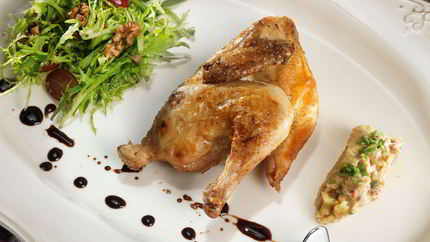 Цыплята с винегретом из утиной печени и салатом