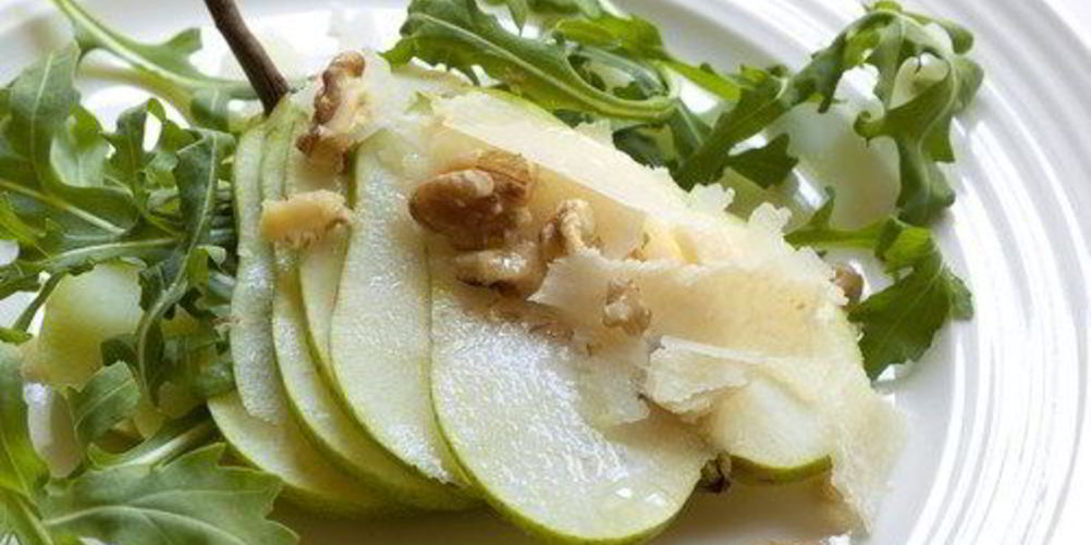 Рецепт зеленого салата с грушами, пармезаном и винегретом из черного чая