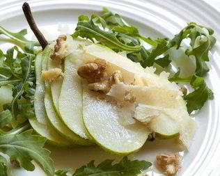 Зеленый салат с грушами, пармезаном и винегретом из черного чая
