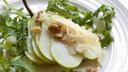 Зеленый салат с грушами, пармезаном и винегретом из черного чая