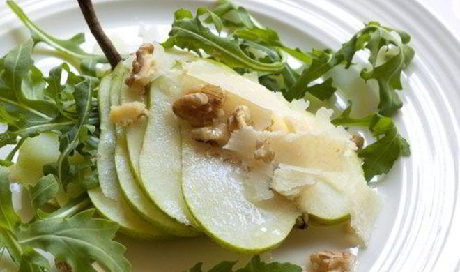 Зеленый салат с грушами, пармезаном и винегретом из черного чая