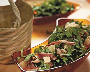 Зеленый салат с беконом