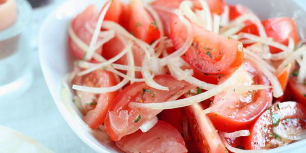 Рецепт салата с помидорами и заправкой из лука