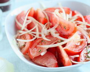 Салат с помидорами и заправкой из лука
