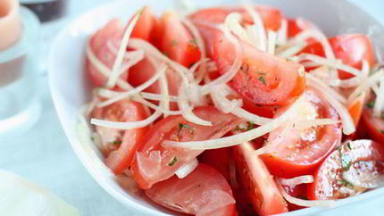 Салат с помидорами и заправкой из лука