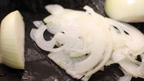 салат с помидорами и заправкой из лука