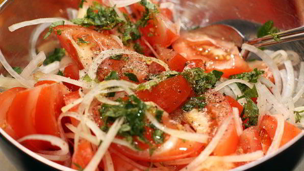 салат с помидорами и заправкой из лука