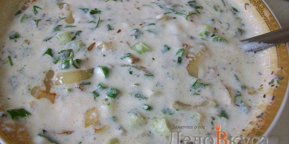 Рецепт сметанного соуса с зеленью и жареным луком