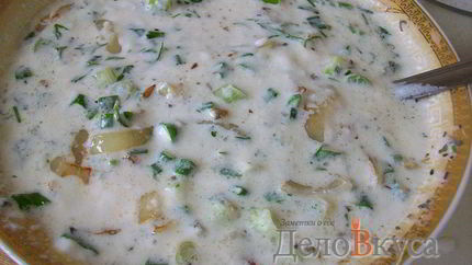 Сметанный соус с зеленью и жареным луком