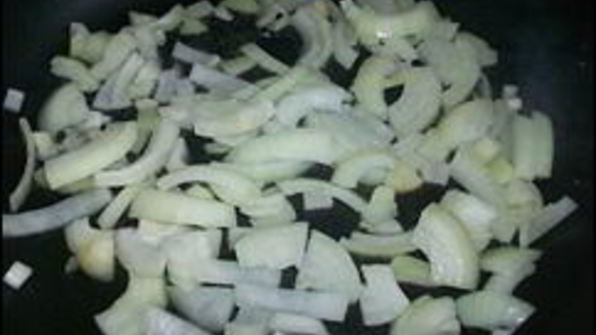 сметанный соус с зеленью и жареным луком