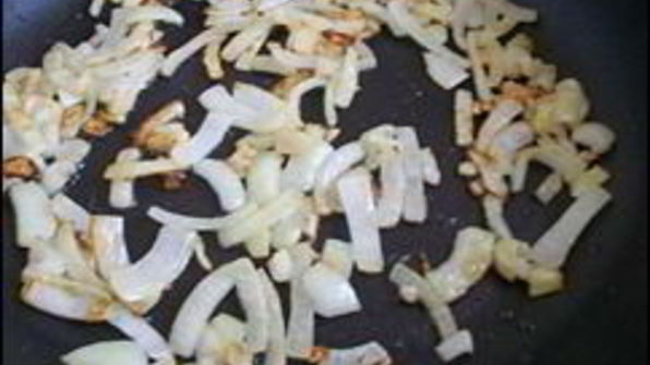 сметанный соус с зеленью и жареным луком