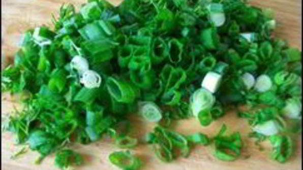 сметанный соус с зеленью и жареным луком