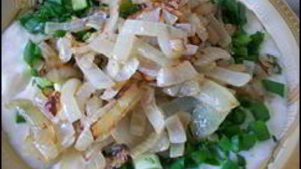 сметанный соус с зеленью и жареным луком