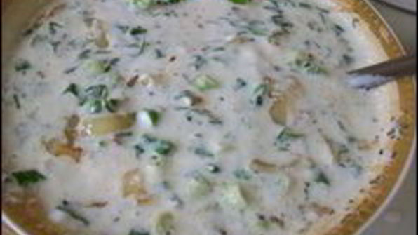 сметанный соус с зеленью и жареным луком