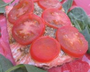 Лосось с соусом песто