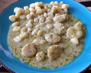 Морские гребешки с соусом песто