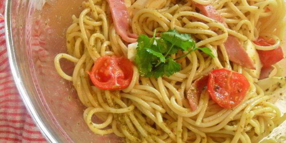 Рецепт спагетти с ветчиной, моцареллой под соусом песто