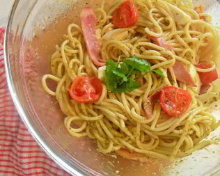 Спагетти с ветчиной, моцареллой под соусом песто