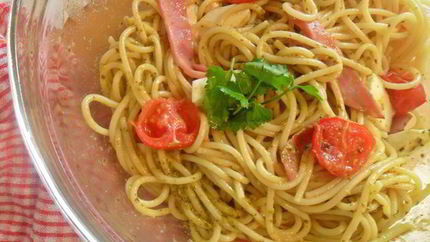 Спагетти с ветчиной, моцареллой под соусом песто