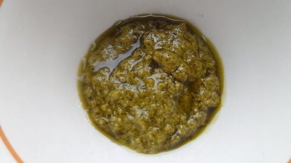 спагетти с ветчиной, моцареллой под соусом песто