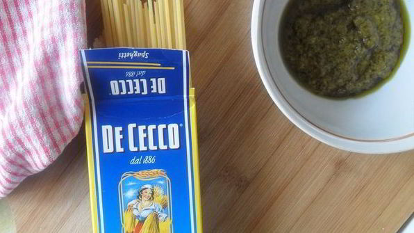 спагетти с ветчиной, моцареллой под соусом песто